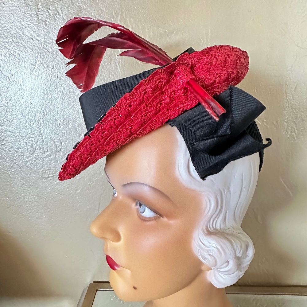 BEWITCHING 1930s' BLACK/RED TILT TOY HAT WITH TALL FEATHERS & GROSGRAIN BAND.
